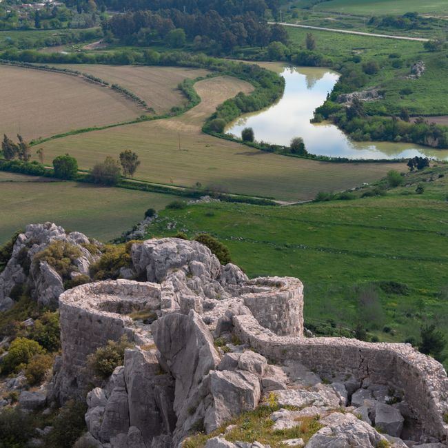 Hrad na skále nad řekou, Loket