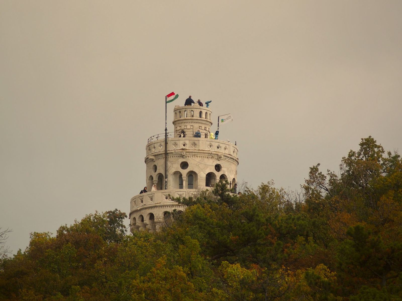 Kamenná rozhledna nad lesem