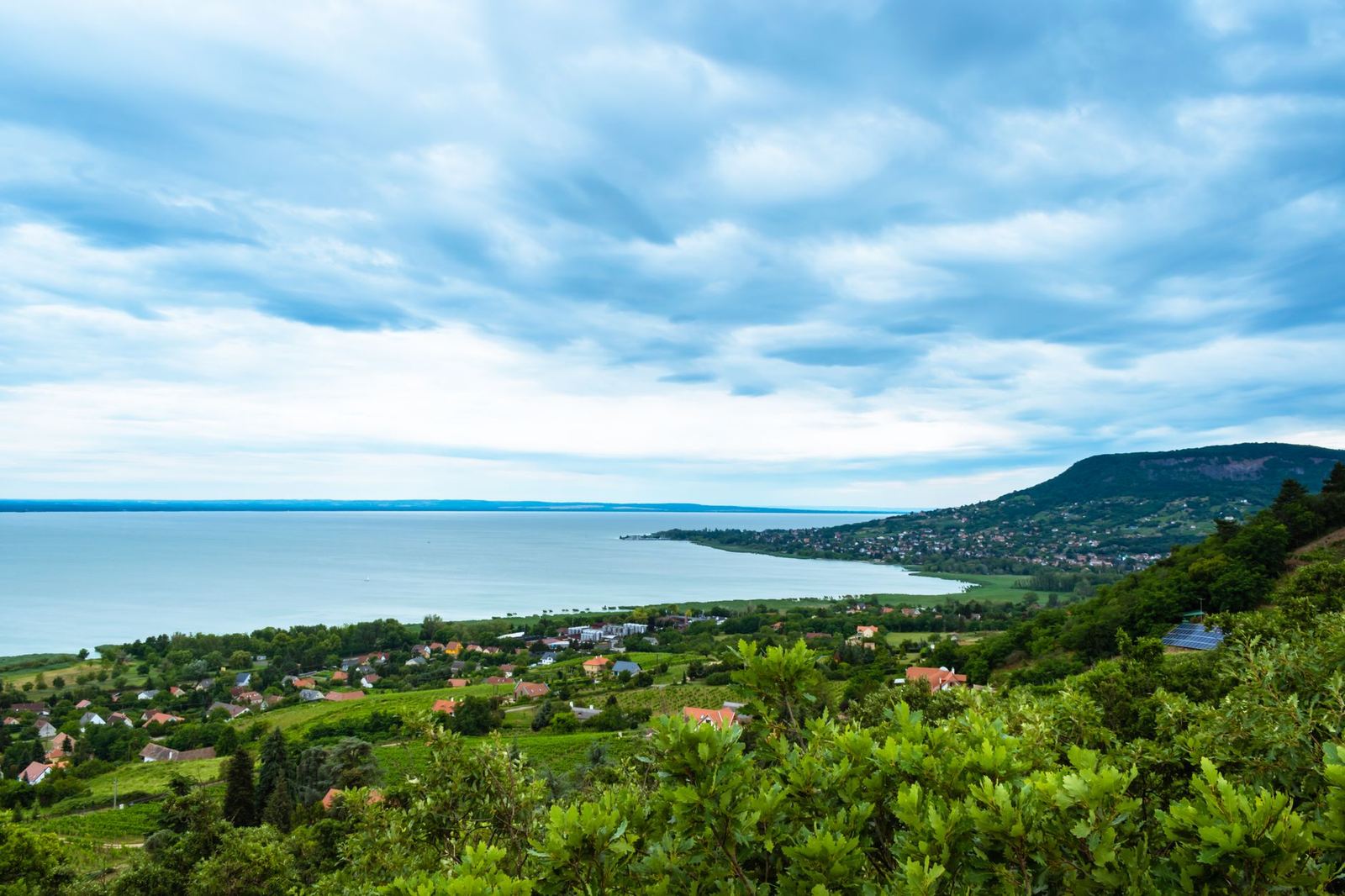 Bílé skály nad vodní nádrží